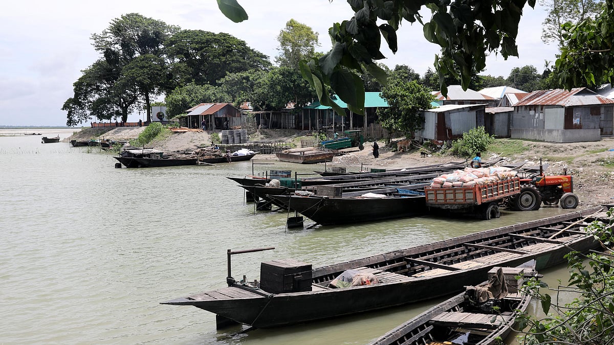 ফুলছড়ি ঘাটে বেঁধে রাখা নৌকা সারি সারি।