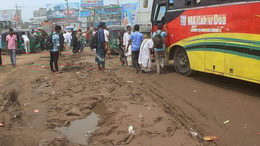 মূল সড়কের পাশে কাদাজল। ফলে বাসগুলো সড়কের ওপরেই যাত্রী ওঠানো–নামানোর কাজ সারছে।