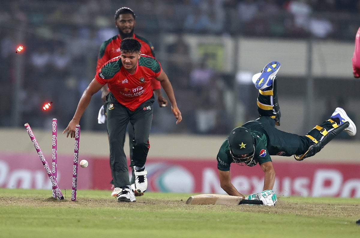 বাংলাদেশের সামনে আজ পাকিস্তান কতটা অসহায় ছিল, যেন এই দৃশ্যই বলে দিচ্ছে