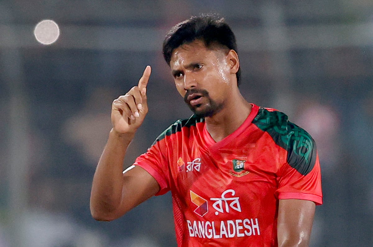২ ওভারে ৪১ রান দিলেন মোস্তাফিজ, পাকিস্তানের কাছে বাংলাদেশ হারল ৬ উইকেটে
