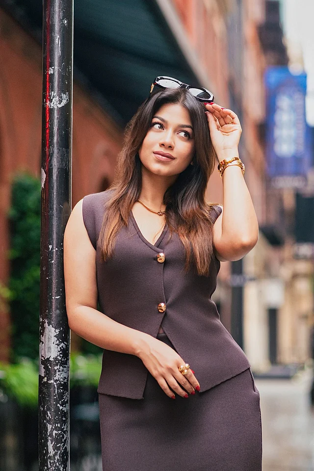 কফিরঙা ভেস্ট টপে স্লিভ্লেস ডিজাইন। 