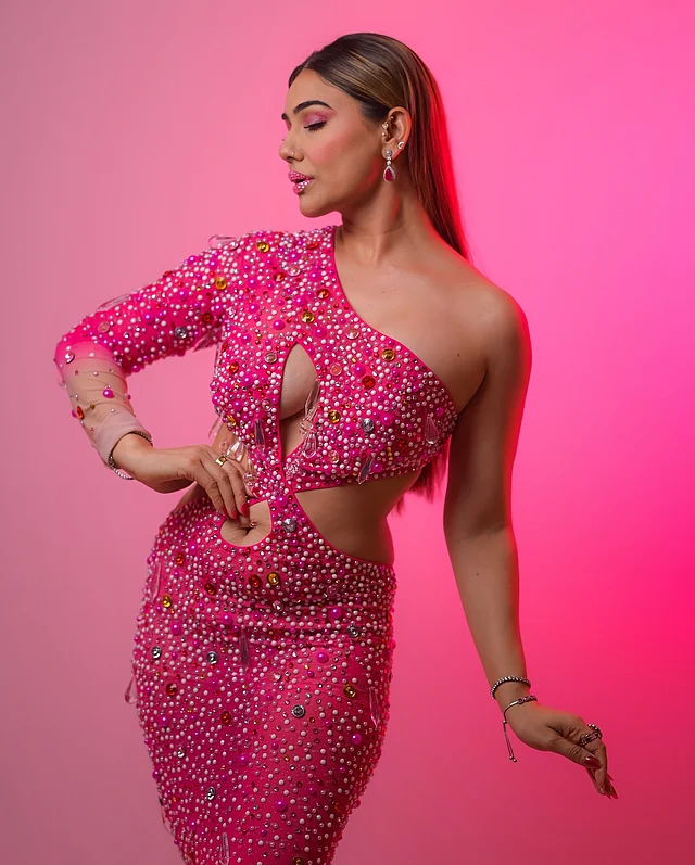 এখানে তিনি পরেছেন হট পিংক সিকুইনের ওয়ান শোল্ডার বোল্ড কাট আউট 