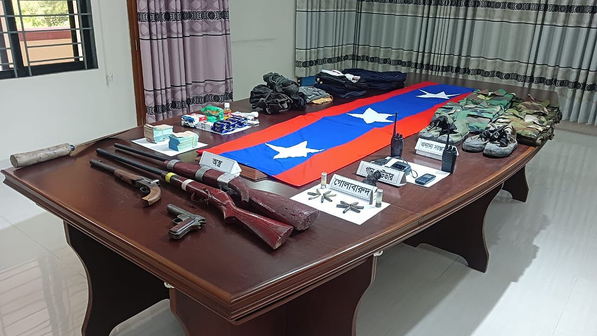 খাগড়াছড়িতে ইউপিডিএফের গোপন আস্তানায় বিজিবির অভিযান, বিপুল অস্ত্র-সরঞ্জাম উদ্ধার
