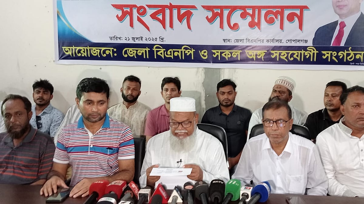 গোপালগঞ্জে এনসিপির সমাবেশকে কেন্দ্র করে সংঘর্ষের ঘটনায় মামলায় নিরহ নাগরিকরা যাতে হয়রানির শিকার না হয় সেজন্য সংবাদ সম্মেলন করে প্রশাসন ও আইনশৃঙ্খলা বাহিনীর প্রতি অনুরোধ জানিয়েছে জেলা বিএনপি। সোমবার বেলা ১১টায় গোপালগঞ্জ পৌর মার্কেটে বিএনপির কার্যালয়ে