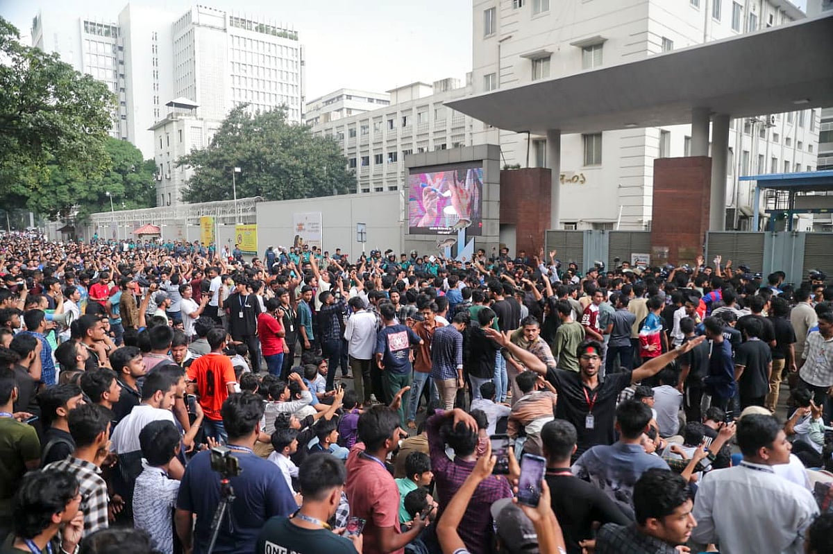 সচিবালয়ের সামনের সড়কে আন্দোলনরত শিক্ষার্থীরা 