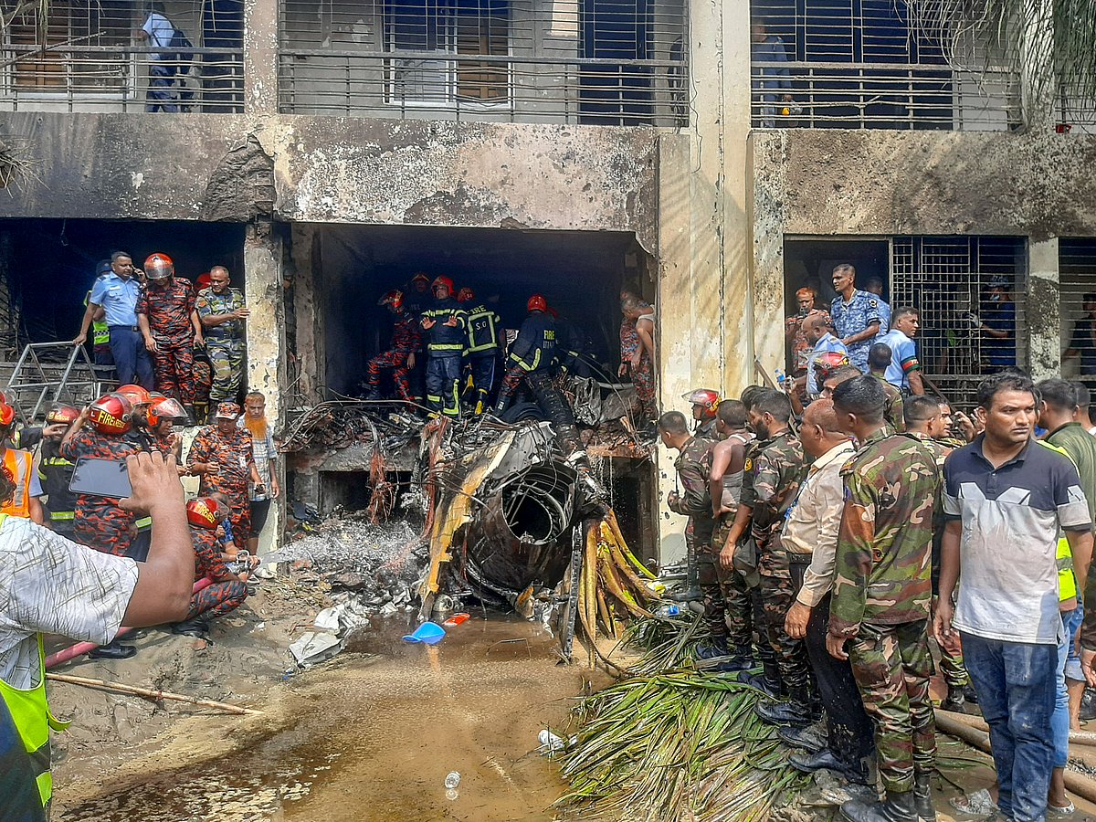 স্কুলে বিমান বিধ্বস্ত: সুইডেনের মুরগি বনাম বাংলাদেশের মানুষ by আমিনুল ইসলাম