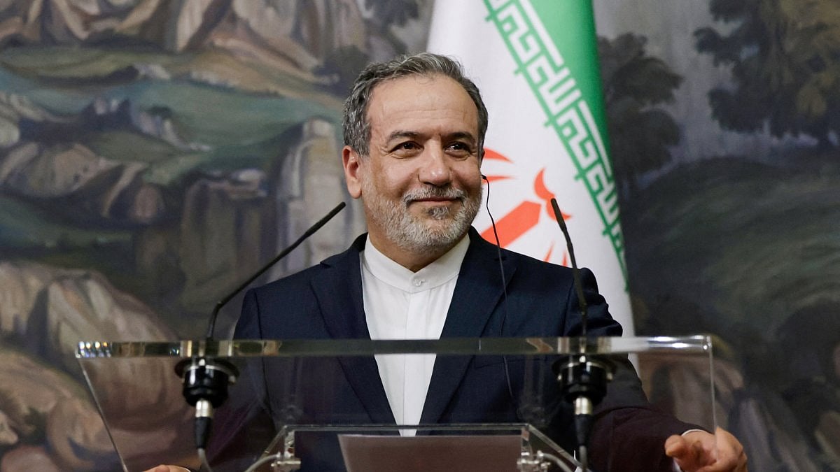 হরমুজ প্রণালি দিয়ে চলতে পারবে বাংলাদেশসহ ৫ দেশের জাহাজ: ইরান 