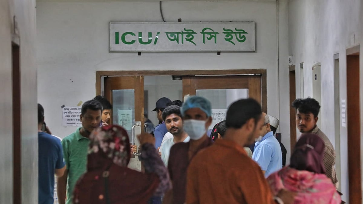 আইসিইউর সামনে স্বজনদের ভিড়। জাতীয় বার্ন ও প্লাস্টিক সার্জারি ইনস্টিটিউট, ঢাকা
