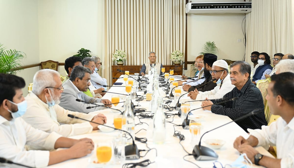 চারটি রাজনৈতিক দলের নেতাদের সঙ্গে বৈঠকে প্রধান উপদেষ্টা অধ্যাপক মুহাম্মদ ইউনূস। আজ মঙ্গলবার রাতে রাষ্ট্রীয় অতিথি ভবন যমুনায়