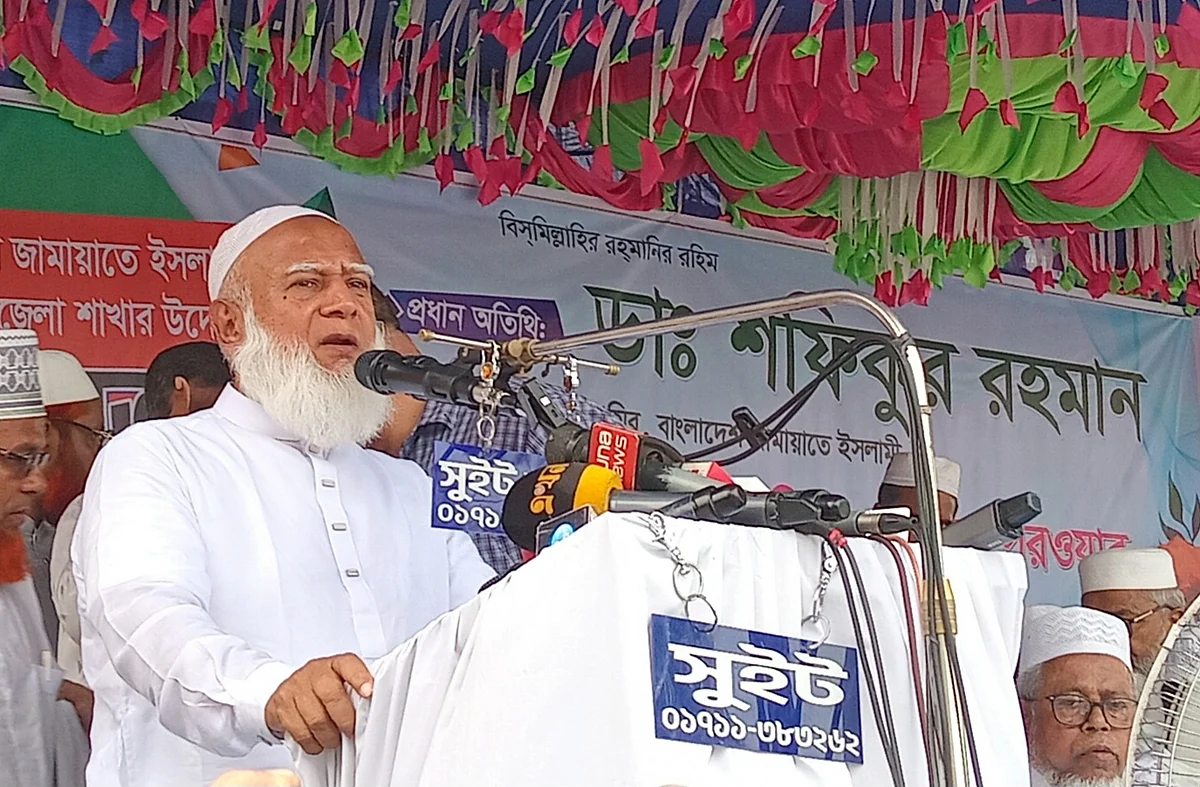 খুলনার দাকোপে পথসভায় বক্তব্য দেন জামায়াতের আমির শফিকুর রহমান। আজ বেলা সাড়ে ১১টার দিকে চালনা বিল্লালিয়া আলিম মাদ্রাসা প্রাঙ্গণেছবি: প্রথম আলো