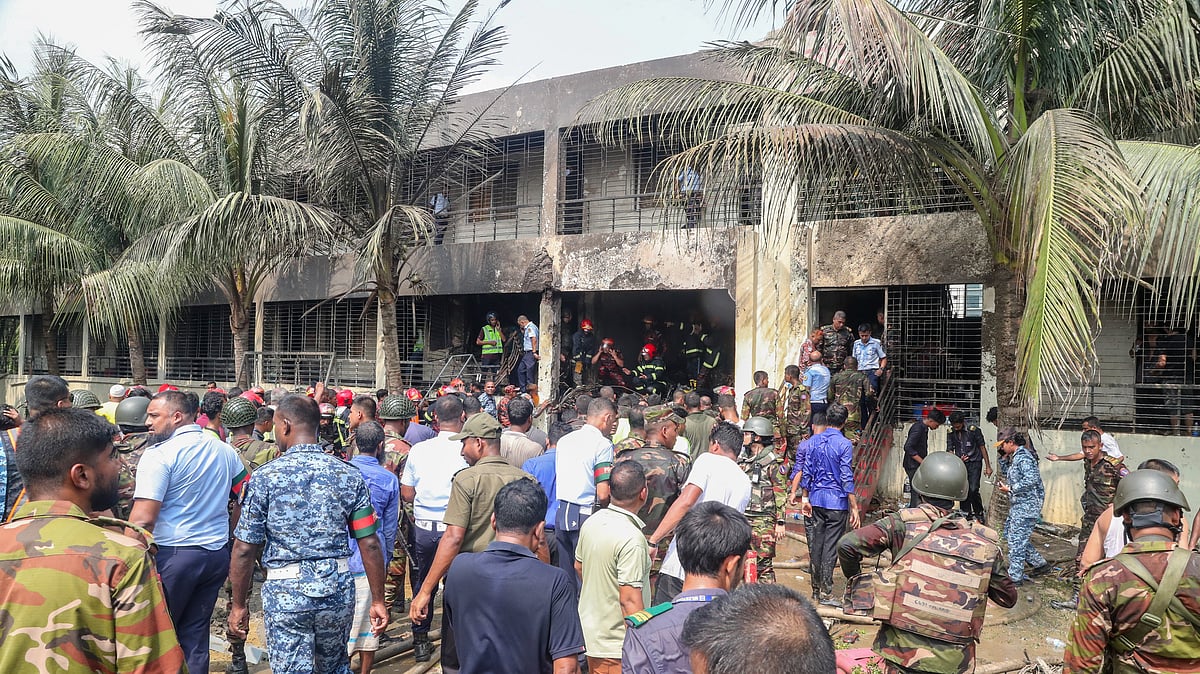এই ভবনের দোতলায় সহপাঠীদের সঙ্গে আটকা পড়েছিল সায়ের মাহবুব