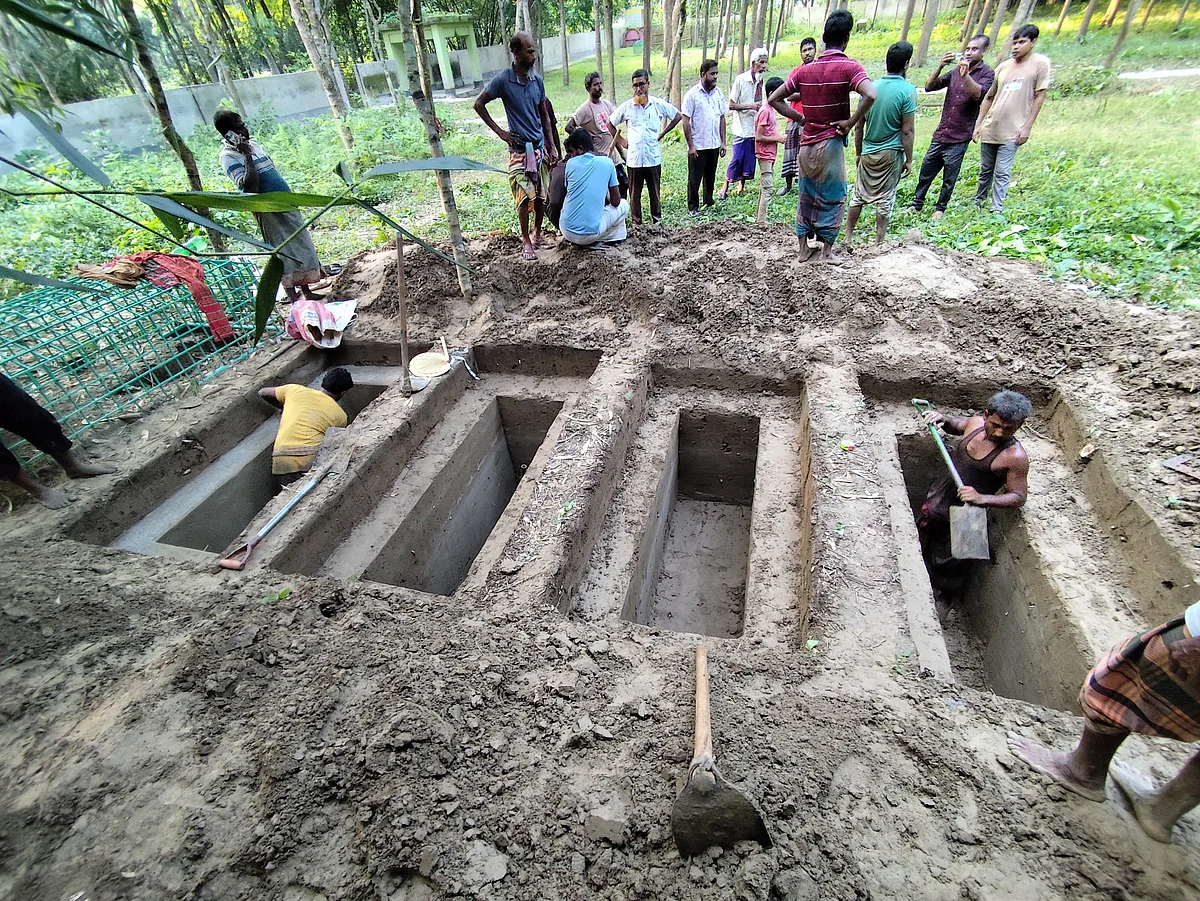 কুষ্টিয়ায় একই পরিবারের চারজনকে পাশাপাশি দাফন করতে প্রস্তুত হচ্ছে চারটি কবর। বুধবার বিকেলে দৌলতপুর উপজেলার ধর্মদহ গ্রামেছবি: প্রথম আলো