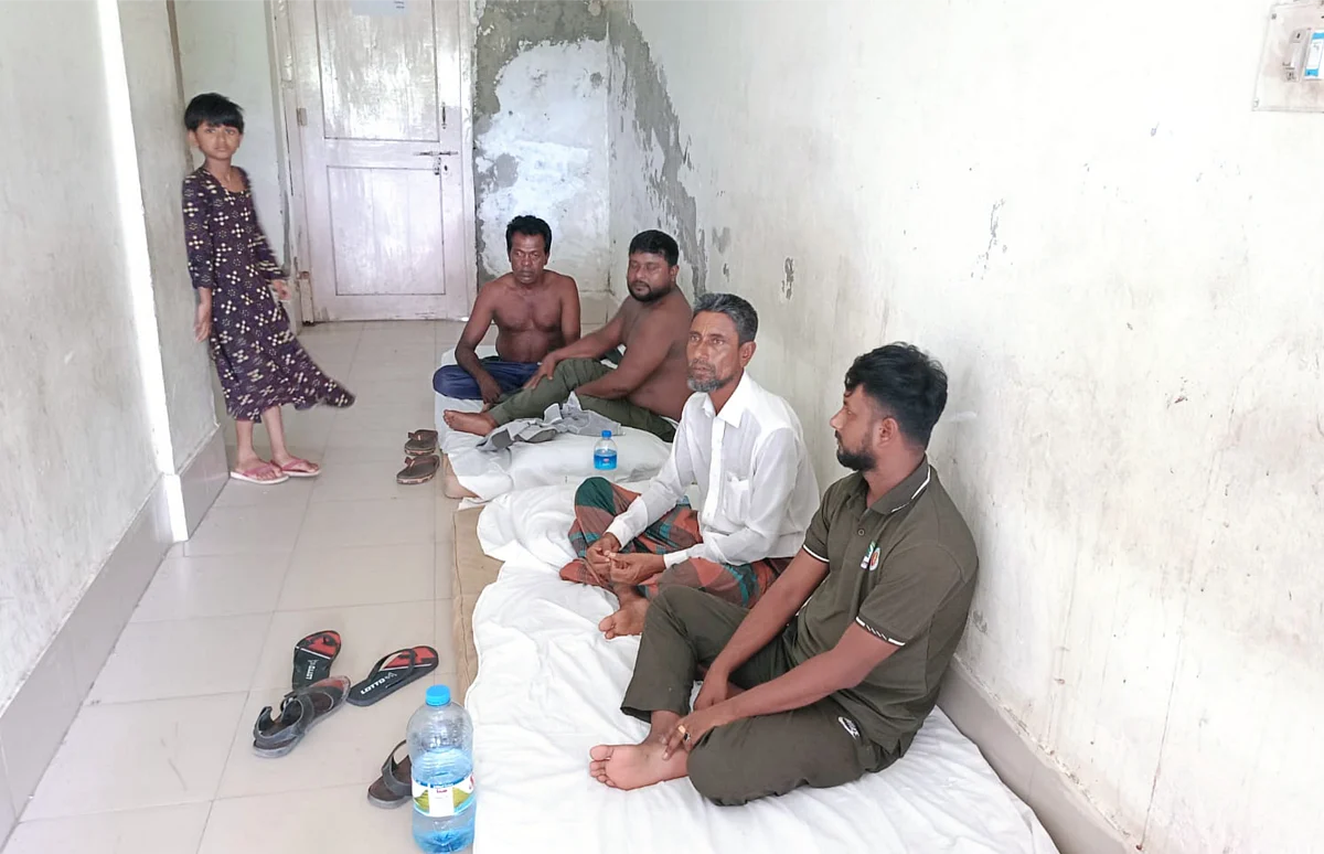 হামলার শিকার হয়ে চিকিৎসা নিতে আসা সুন্দরবনের শাকবাড়িয়া টহল ফাঁড়ির আহত বনরক্ষীরা। সোমবার খুলনার কয়রা উপজেলা স্বাস্থ্য কমপ্লেক্সেছবি: প্রথম আলো