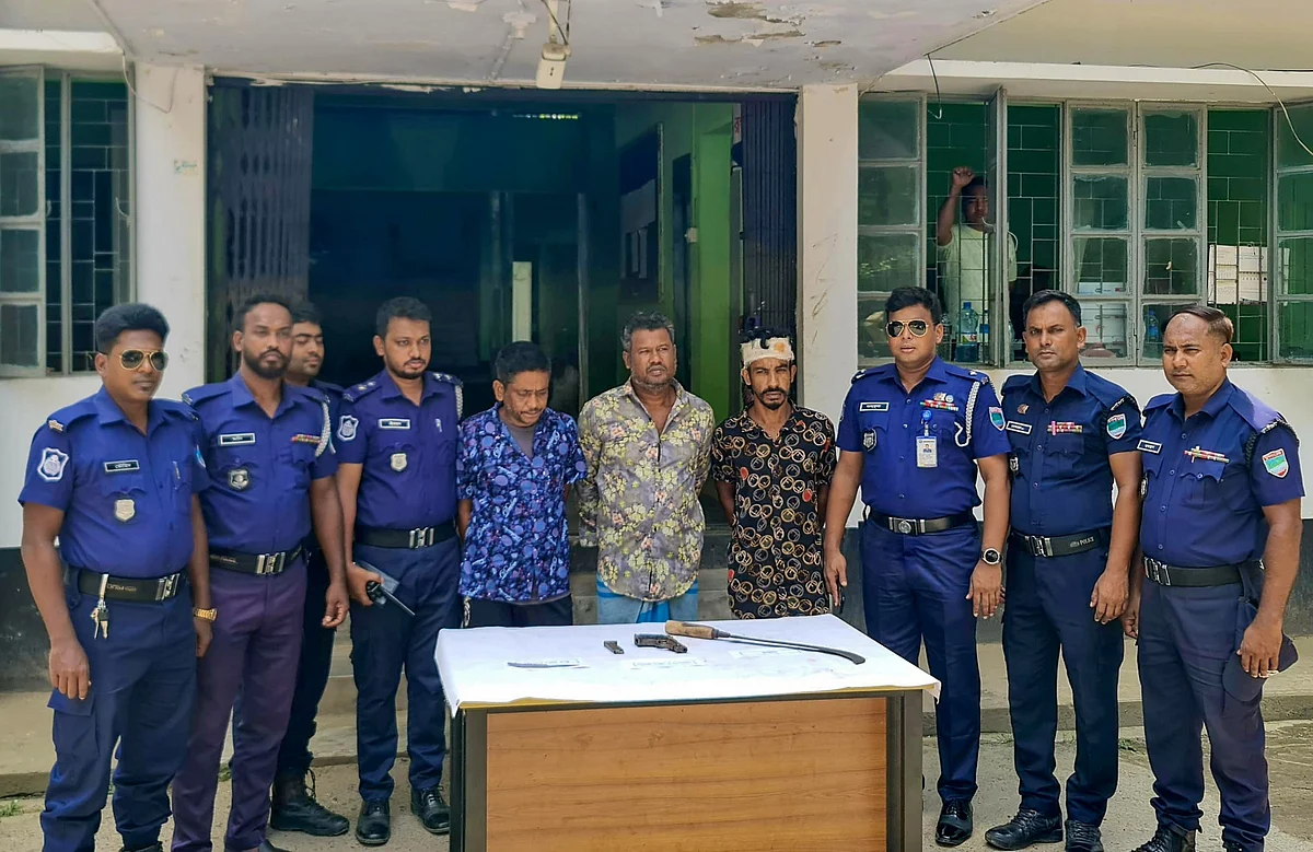 অস্ত্রসহ গ্রেপ্তার তিনজন। আজ বুধবার খুলনার রূপসা থানায়ছবি: সংগৃহীত