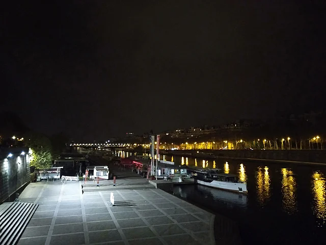 স্যেন নদীর জলে পড়ে কার ছায়া