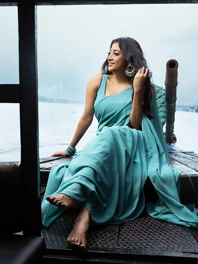 এই লুকের আরেকটি দৃষ্টিনন্দন দিক হচ্ছে, তাঁর অ্যাকসেসরিজ বাছাই। অক্সিডাইজড স্টেটমেন্ট ঝুমকা তাঁর কানে। এক হাতে শোভা পাচ্ছে নীল–সিলভার চুড়ি।