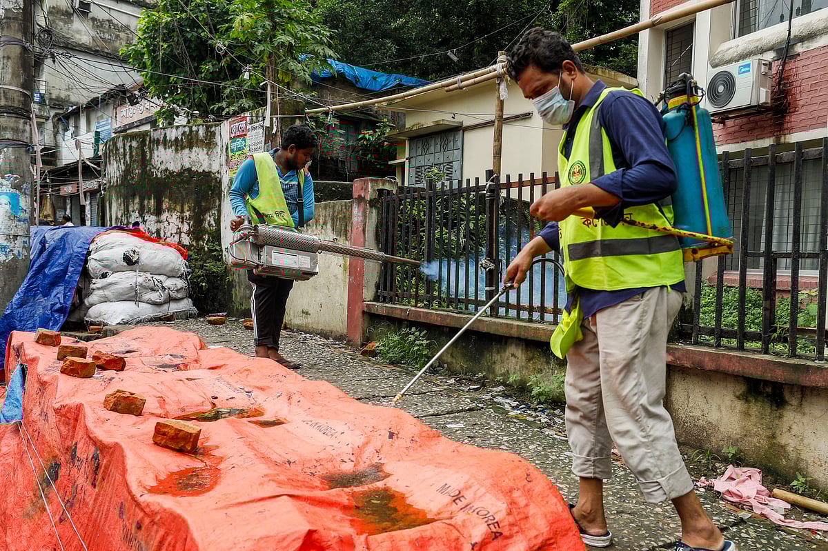 পলিথিনে জমে থাকা পানিতে ছিটানো হচ্ছে ওষুধ