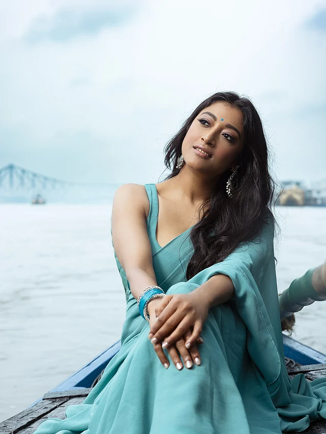 একরঙা শাড়িতে মনোক্রম লুকে ধরা দিয়েছেন অভিনেত্রী। তবু তাঁর সৌন্দর্যে যেন চোখ আটকে যায়। পাওলি প্রমাণ করেছেন মিনিমালিজমেই আছে গ্ল্যামার।