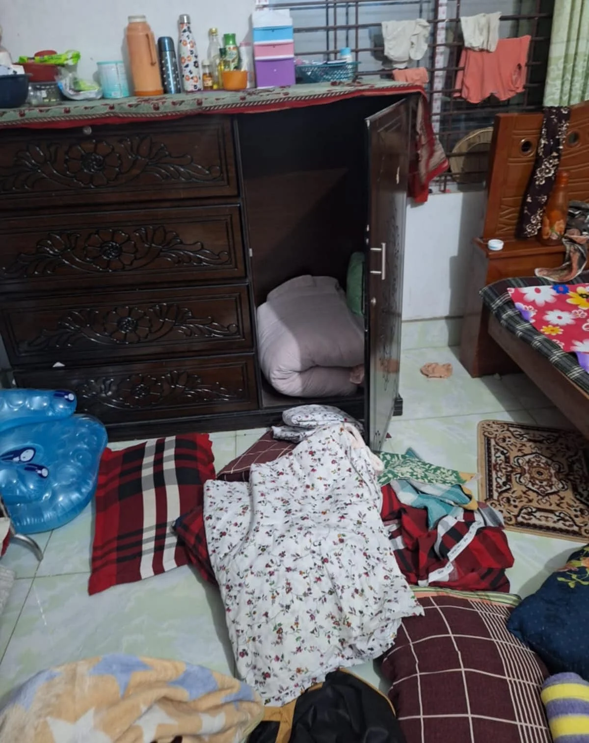 কুষ্টিয়ায় প্রবাসীর বাড়িতে ভাঙচুর ও লুটপাট করে দুর্বৃত্তরা। গতকাল বুধবারছবি: প্রথম আলো