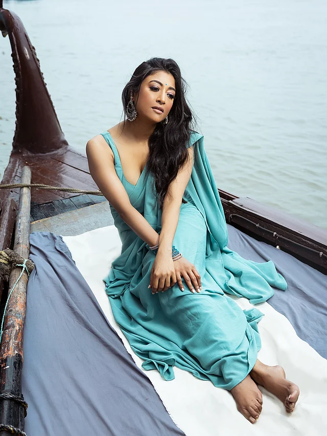 পাওলির পরনে টারকোয়াইজ বা সমুদ্র–নীল রঙের একটি ক্রেপ জর্জেট শাড়ি। স্লিভলেস ব্লাউজের কাটে প্রকাশ পেয়েছে সাহসী ছোঁয়া।