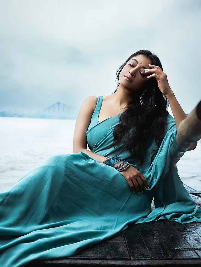 পুরো লুকে ছড়িয়ে আছে একধরনের শান্ত, নরম অথচ আকর্ষণীয় আবেশ। এ ছবিটি যেন প্রমাণ করে দেয়, শাড়ি শুধু পোশাক নয়—এ যেন এক অনুভব ও স্টাইল স্টেটমেন্ট।