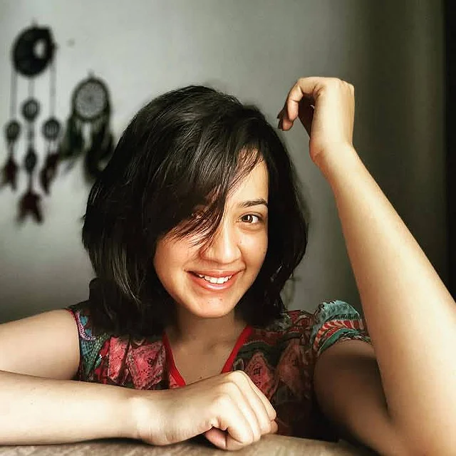 হেয়ারকাট নিয়ে কিছু নিরীক্ষাও করেন তিনি। তবে মনজুড়ানো সব লুকেই তিনি অনন্যা
