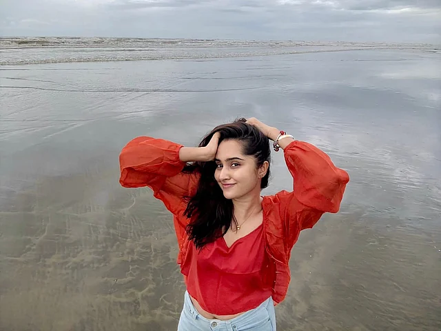সমুদ্রবিলাসে কেয়া বেছে নিয়েছেন লাল টপ। জুটি হয়েছে নীল ডেনিম প্যান্ট। 