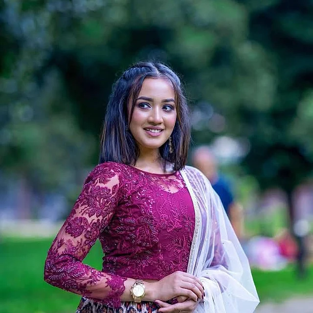 পার্পল নেটের সালওয়ার কামিজের সঙ্গে কে-পপ ঘরানার হেয়ারস্টাইল করেছেন তিনি। 