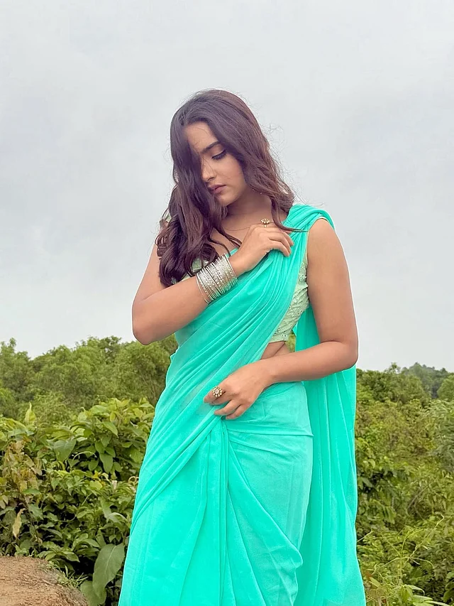 প্যাস্টেল শাড়ির সঙ্গে স্লিভলেস ব্লাউজ পরেছেন অভিনেত্রী। অক্সিডাইসের চুড়িও নজর কাড়ছে।