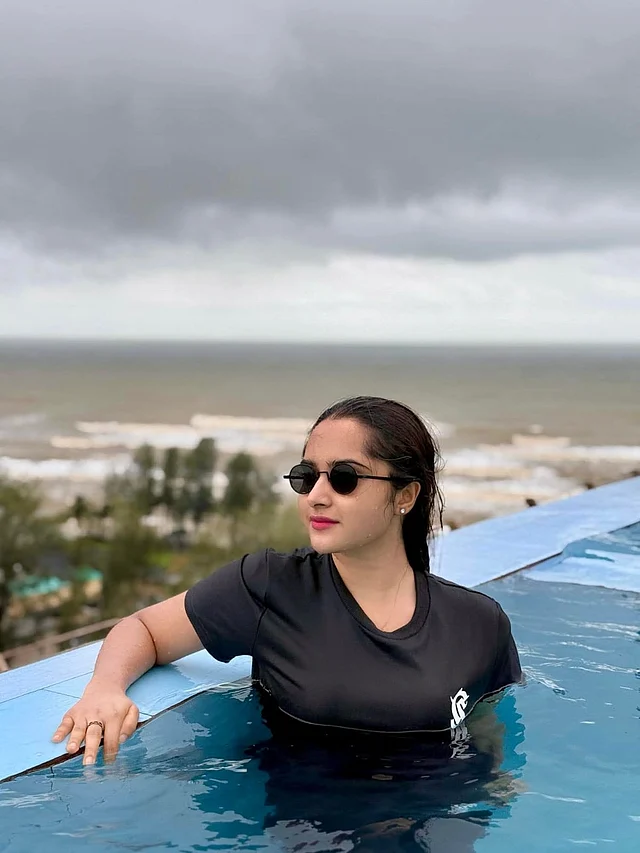 পুলসাইডে ব্ল্যাক টি–শার্ট আর সানগ্লাস পরে পোজ দিয়েছেন স্টাইলিশ কেয়া