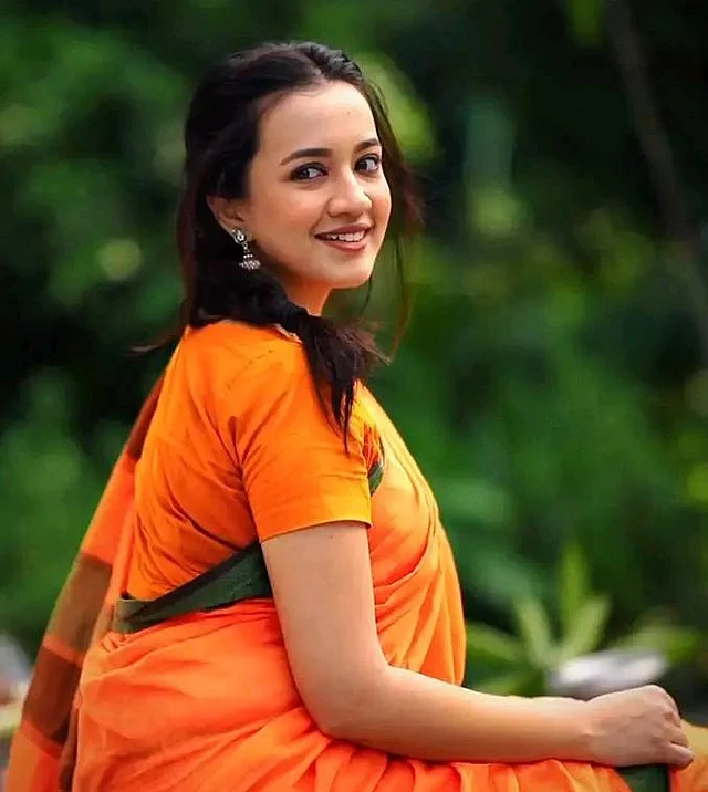 সাদামাটা বাসন্তী সুতির শাড়িতে তিনি সমান সুন্দর