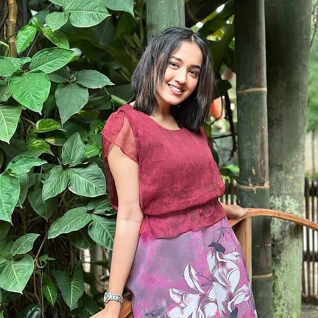 স্টাইলিশ টপ আর স্কার্টের লুকে দেখা যাচ্ছে আইশাকে