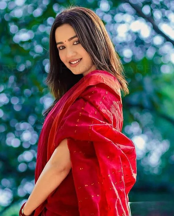 লাল শাড়িতে মোহনীয় আইশা