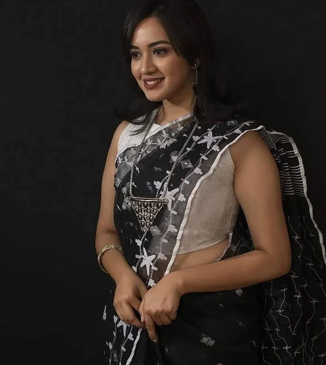 কালো জামদানি, সাদা স্লিভলেস টপ আর অক্সিডাইজড নেকপিসে নজর কাড়ছেন এই মিষ্টি মেয়ে