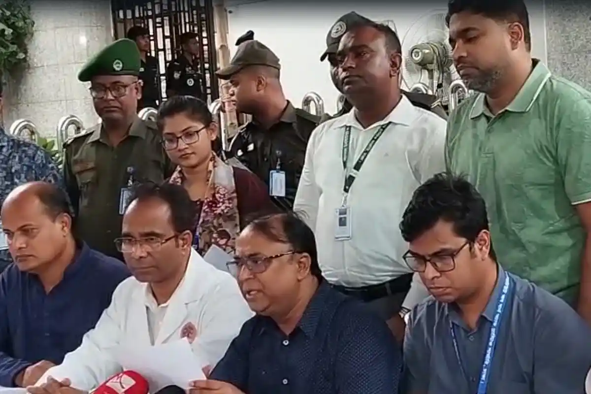 জাতীয় বার্ন অ্যান্ড প্লাস্টিক সার্জারি ইনস্টিটিউটের পরিচালক অধ্যাপক নাসির উদ্দীন আজ শুক্রবার বিকেলে সংবাদ সম্মেলন করে বিমান বিধ্বস্তের ঘটনায় আহতদের সর্বশেষ পরিস্থিতি তুলে ধরেন 