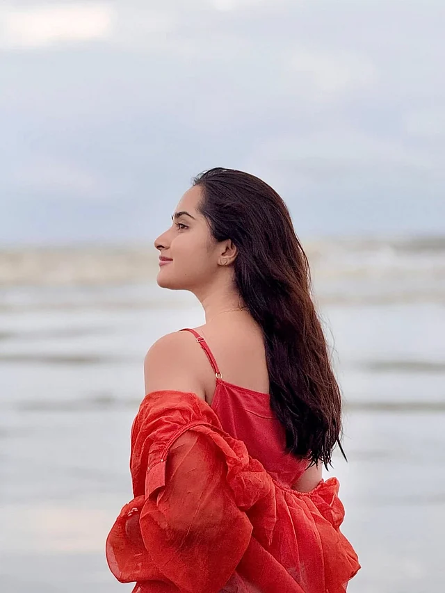 ট্যাংক টপের ওপর লেয়ার করেছেন একই রঙের শার্ট।