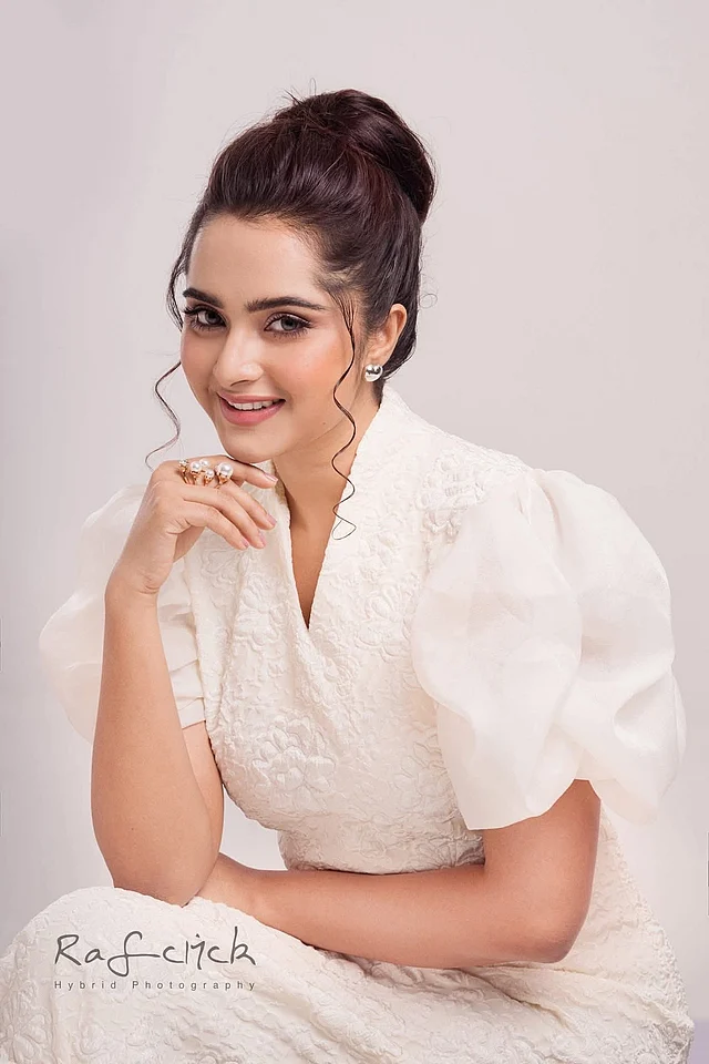 তবে তাঁর জুলাই স্টাইল ডায়েরির এই লুকটা সবচেয়ে সেরা। রাফ ক্লিকের ছবিতে তিনি ধরা দিয়েছেন সাদা আউটফিটে। 