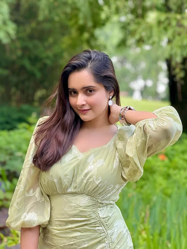 সেইজ গ্রিন মিডি ড্রেসটির সঙ্গে বেশ মিনিমাম সাজে ধরা দিয়েছেন তিনি। 