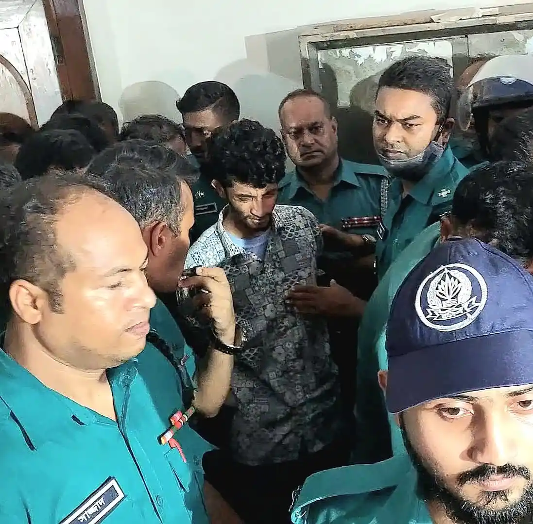 চাঁদাবাজির মামলায় গ্রেপ্তার বৈষম্যবিরোধী ছাত্র আন্দোলনের নেতা  আব্দুর রাজ্জাক বিন সোলাইমান ওরফে রিয়াদকে আদালত থেকে হাজতখানায় নিয়ে যাচ্ছে পুলিশ। গত রোববার বিকেলে ঢাকার সিএমএম আদালত প্রাঙ্গণে  