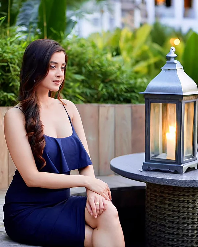 স্প্যাগেটি স্ট্র্যাপের নীল মিনিড্রেস পরেছেন তিনি এখানে