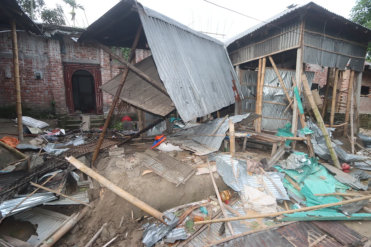 ধর্ম অবমাননার অভিযোগ তুলে রংপুরের গঙ্গাচড়ায় হিন্দুদের বাড়িঘরে হামলা করেন একদল লোক। গত রোববার বিকেলেফাইল ছবি : প্রথম আলো
