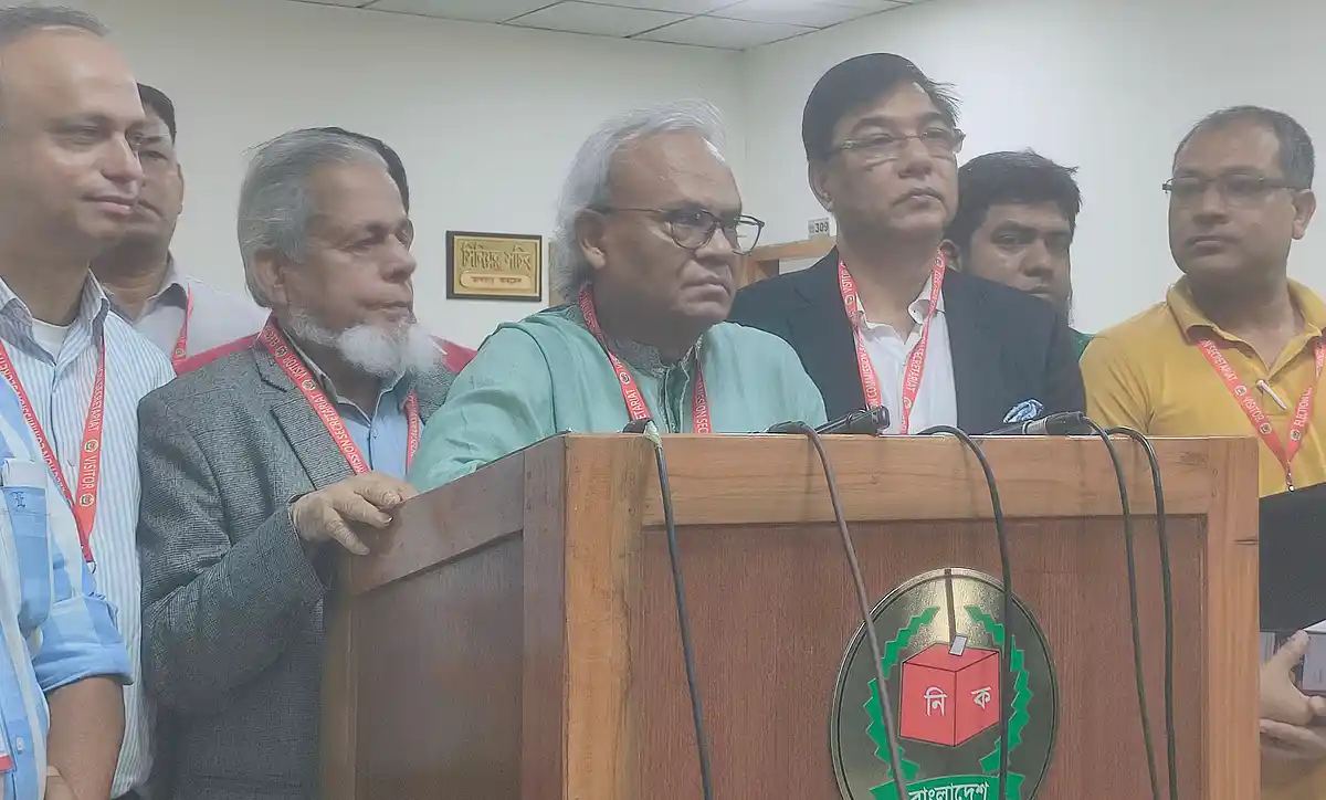 বিএনপির জ্যেষ্ঠ যুগ্ম মহাসচিব রুহুল কবির রিজভী সাংবাদিকদের ব্রিফ করছেন। আজ রোববার নির্বাচন কমিশনে