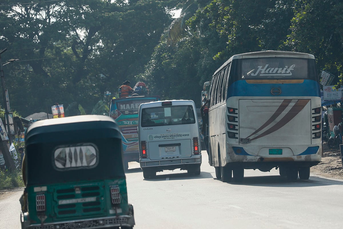 আগে যাওয়ার জন্য তিনটি গাড়ির প্রতিযোগিতা