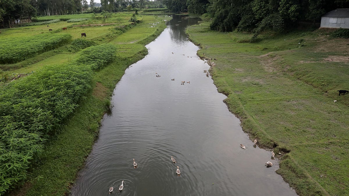 একসময়ের যৌবনা সুখদহ নদ এখন চিকন খালে পরিণত হয়েছে।