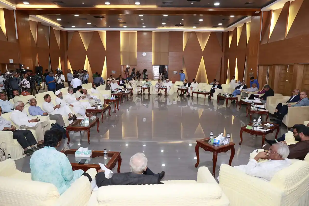 রাজনৈতিক দলগুলোর সঙ্গে আলোচনায় জাতীয় ঐকমত্য কমিশন। মঙ্গলবার রাজধানীর ফরেন সার্ভিস একাডেমিতে 
