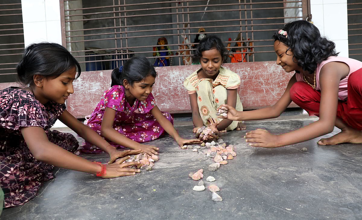 মণ্ডপের বারান্দায় ধাপ্পু খেলায় মেতেছে শিশুরা 