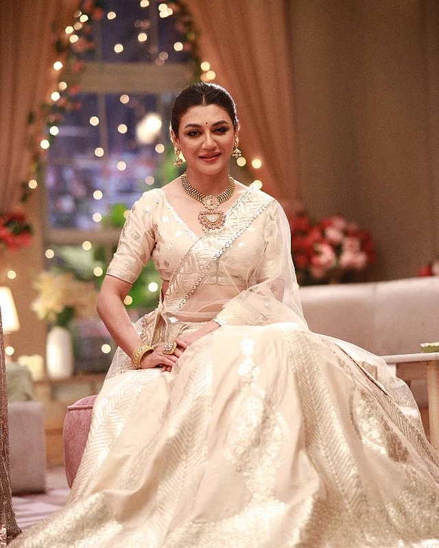 ওফ হোয়াইট সিল্ক লেহেঙ্গা আর ট্র্যাডিশনাল গয়নায় সেজেছেন জয়া আহসান 
