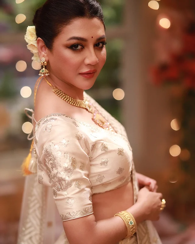 আমিন জুয়েলার্সের ঐতিহ্যবাহী ডিজাইনের নেকলেস, ঝুমকা আর চূড় পরেছেন জয়া