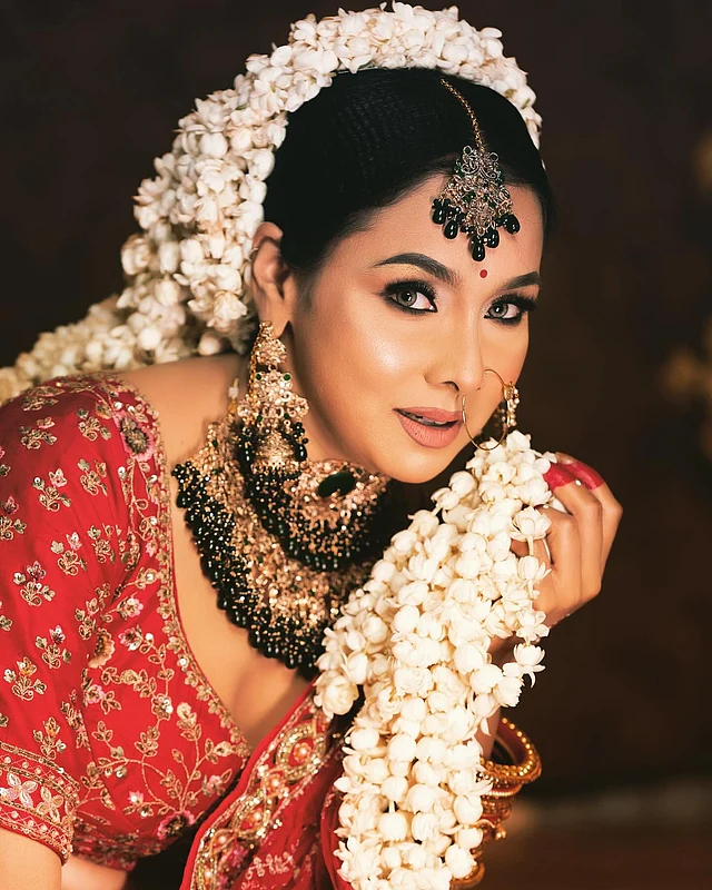 গ্লিটার কর্নার বাই মউ-এর গ্ল্যাম মেকওভারে মোহনীয় লাগছেন রুনা। 