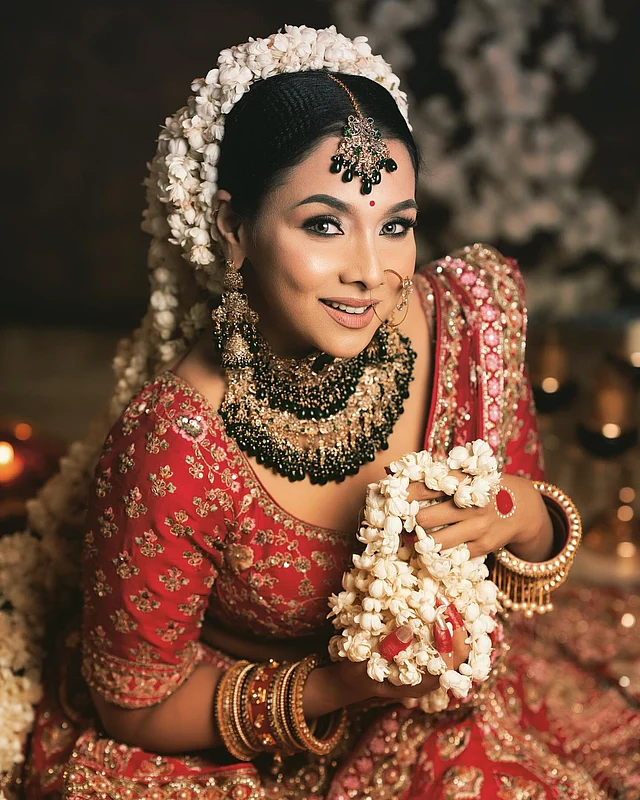 শাম্মি'স এর জড়োয়া অ্যান্টিক সেটে কালো পাথরের এক্সটেনশন দেওয়া। 
